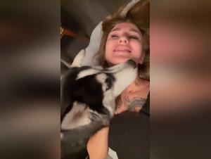 Une salope francaise filme son chien baiser sa chatte avec une fellatio de chat