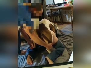  Une femme mature est deshabillee et penetree de l'interieur par un homme tandis qu'un autre homme le baise avec son chien.