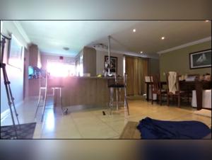 Une salope brunette passionnee qui se laisse emporter par son desir de Fucking