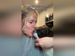 La pute baise son chien et on peut voir tout