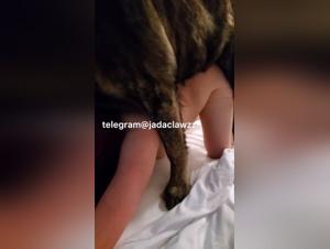 En las garras del deseo bestial - Una mujer a merced del perro