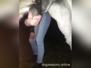 In queste scene agghiaccianti, il confine tra uomo e animale si sfuma...