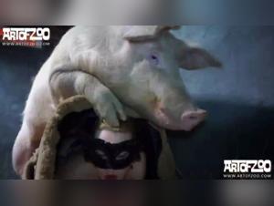 Feuriges Schwein verschlingt Yasmin Boar