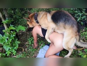 Lina and her dog give each other head in a tick zoo salon