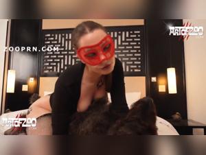 Hundedominanz: Eine Frau, die dem tierischen Verlangen ausgeliefert ist