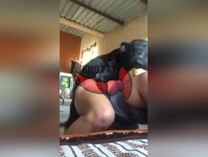 La salope nue se laisse prendre par le jeu, tandis que son mari et son chien profitent du spectacle