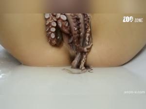 Esplorazione sensoriale: la ragazza e il polipo tentacolato