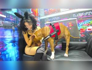 Bestialita intensa: l'esplorazione sensuale di Martina con due cani