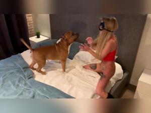 Chien défonce Sonya : Explosion animale et cul ouvert