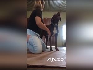 Ungezugelte Lust: Milf und Hund in einem unkontrollierbaren sexuellen Impuls