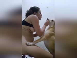 Scopata lesbica e con cane: puttana 100% troia