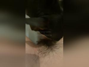 Leccare, frustare e ruttare: l'ossessione di una troia per il suo cane