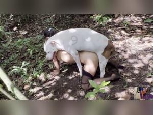 Mia, inginocchiandosi prima del desiderio