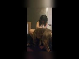 Vidéo de Sexe avec Chien - KnottyGal - Partie 1