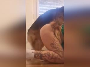 Doggystyle deutscher Stil: Harlee und ihr hollisches Tier