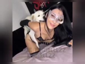 Arrenditi agli impulsi piu selvaggi: scopri il piacere proibito di una donna e del suo cane.