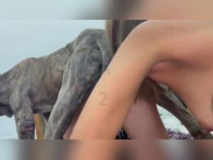 Une scène torride avec Sam et un chien