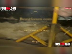 La femme subit le cheval... et ca commence !