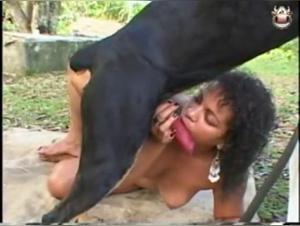 Vidéo de Zoophilie : Une Femme et Son Meilleur Ami à Quatre Pattes