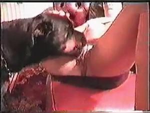 Wild Abbraccio, donna e cane uniti nella carne
