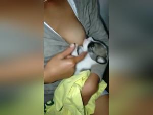 Femme et Chiot: Une Rencontre Insolite