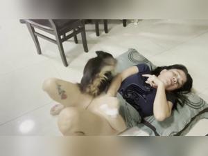 la cagnolina viene sotto il controllo di un grosso cazzo