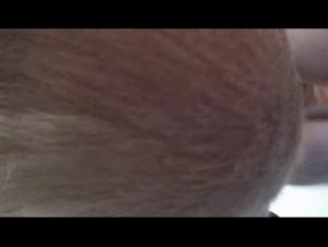 Eine Szene der Masturbation zwischen einer Frau und einem Hund