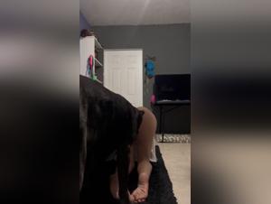 Delizie femminili con canino dominante