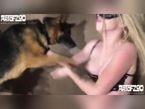 Fantazi: Una Ragazza Monella con il suo Cane