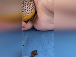 La donna trova piacere con il suo cane