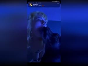 La beurette topless amoureuse avec un animal est a l'image de ce contenu zoophilique.