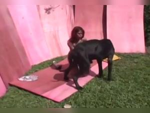 Milly, la troia dominata: baci profondi e lustrazione animale