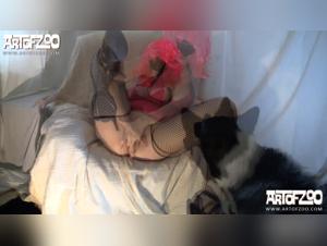 Scopri il porno artofzoo sexy e duro della nostra bellezza bionda in un video in cui fa sesso allo zoo con il suo cane.