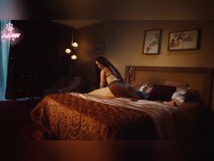 Hund fickt die Schlampe: Hemmungslose Zoophilie in diesem NSFW-PMV