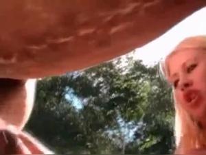 Eine Frau spielt mit dem Schwanz eines Pferdes