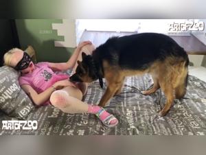 Scopri l'irresistibile unione tra donna e cane nei nostri video esclusivi.