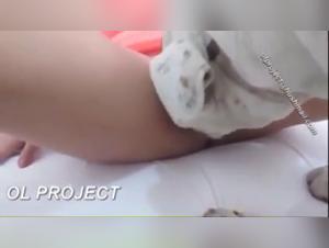 Charlotte chatte avec son chien, video porno gratuite