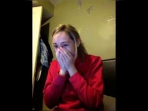 Regardez Cette Femme Découvrir le Sexe avec un Chien