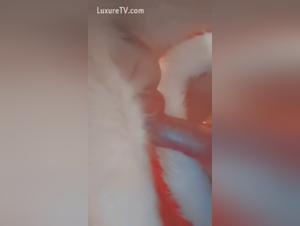 Die Leidenschaft der Hunde: Eine junge Frau lasst sich von ihrem suen und liberierenden Hund uberwaltigen