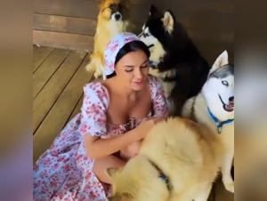 Watch this Woman Having Fun with Her Best Friend on All Fours