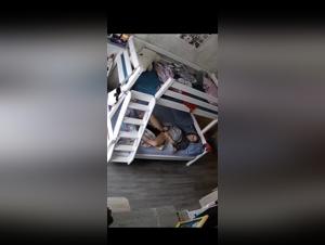 Die Schlampe fickt ihren Hund in diesem intensiven Teil