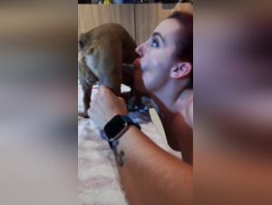Sucker Punch canino: La Gola Profonda di una Ragazza per il suo Cane
