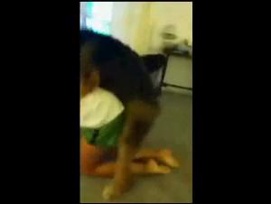 Schiavo dei suoi desideri, scopa con il suo cane