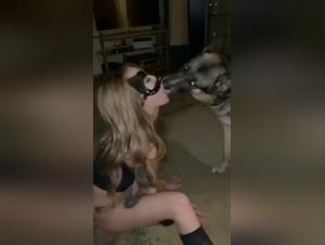 Vidéo de sexe dog avec Sonya et son ami à quatre pattes