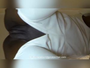 A blonde beurette puts herself in the scene with a canine for a kiss with the dog