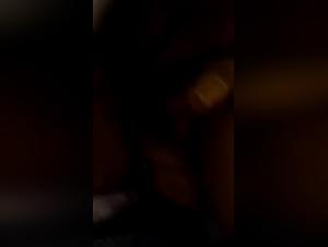 Donna cerca intimita con il suo cane in una serata di estrema passione