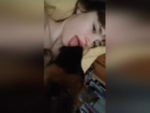 Mujer desnuda se deja lamer por su perro