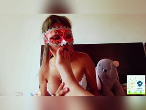 Las chicas se rinden ante la fuerza del perro