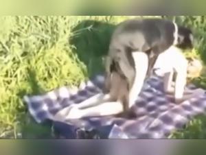 Liberté et Luxure : Une Blonde Exploratrice au Rythme Animal